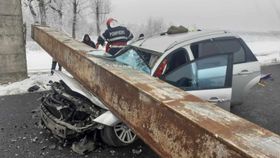 VIDEO O femeie din Olt a murit din cauza unui limitator de înălțime! Mașina în care se afla a fost pur și simplu strivită